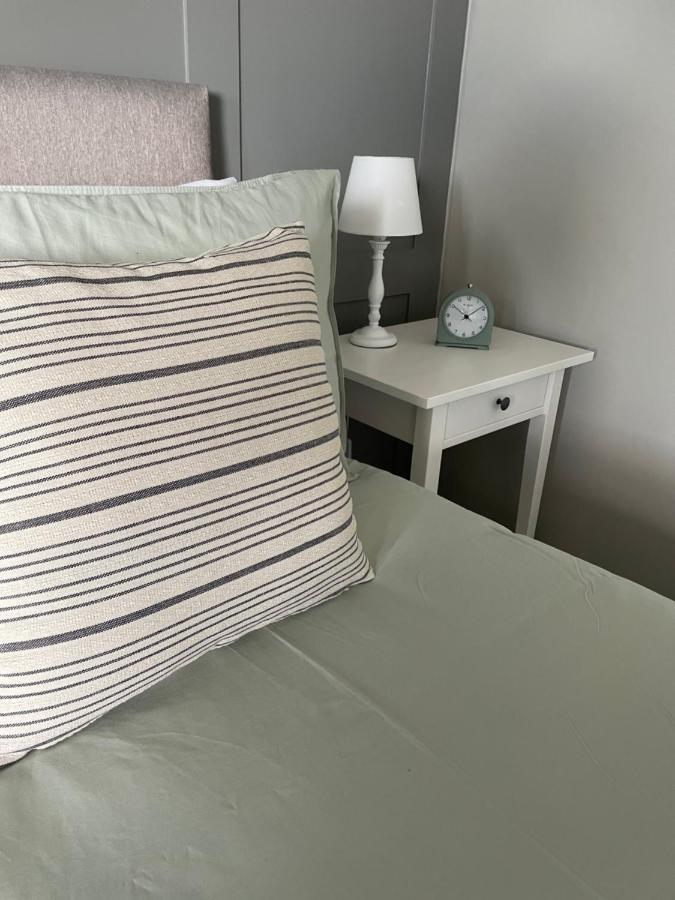 Lovely Flat Set In Parish Boundary Of Instow Apartment Exterior photo
